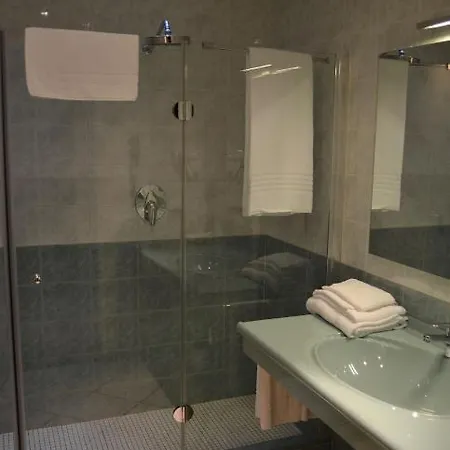 2 Hotel