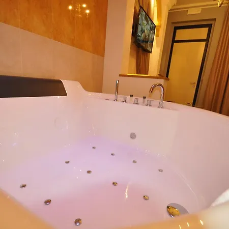 2 Hotel
