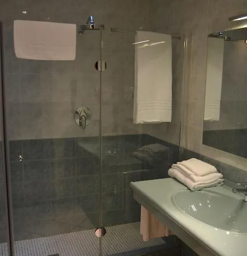 2 Hotel