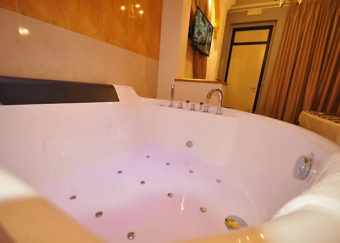 2 Hotel