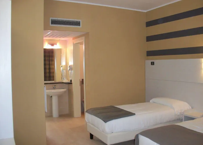 2 Hotel